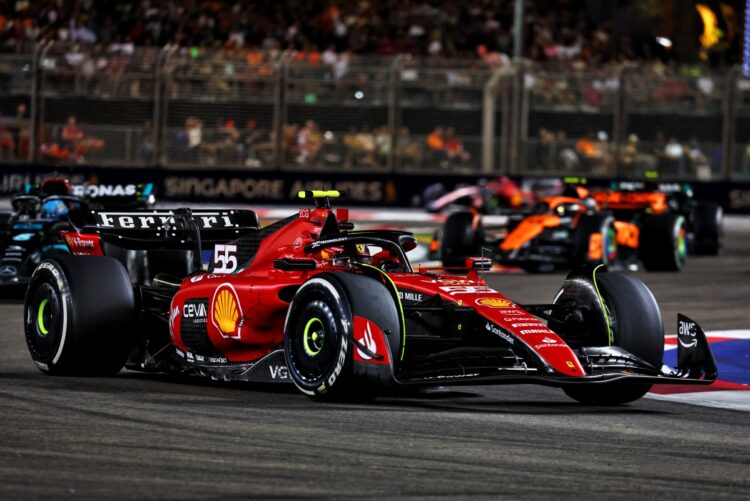 Ferrari dá crédito a Sainz por desacelerar táticas no GP de Cingapura Ferrari dá crédito a Sainz por desacelerar táticas no GP de Cingapura