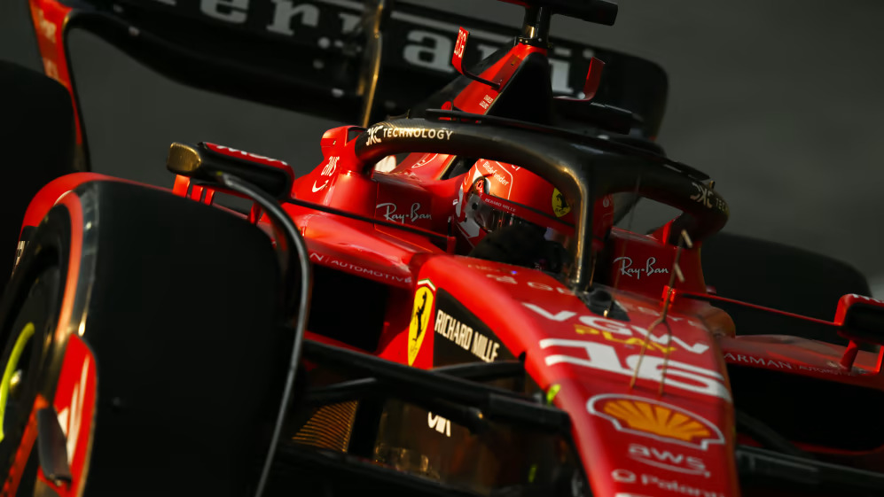 Leclerc lidera Sainz enquanto a Ferrari dita o ritmo na sessão de treinos de abertura do Grande Prêmio de Cingapura