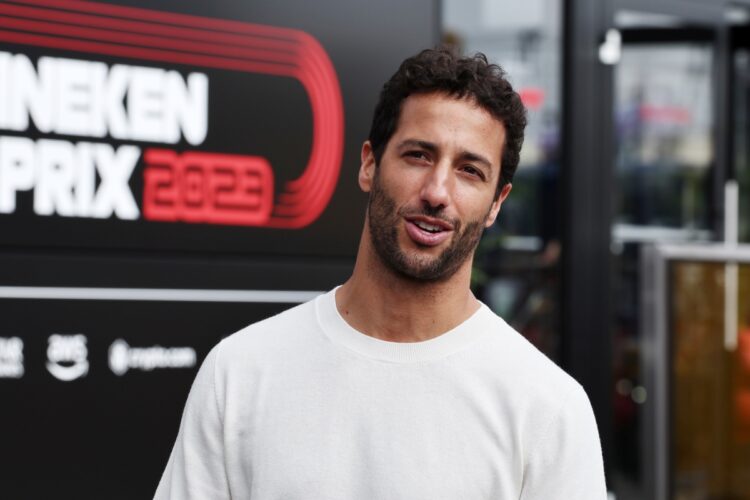 Ricciardo estará presente em Cingapura, mas não correrá Ricciardo estará presente em Cingapura, mas não correrá