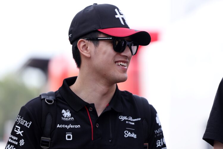 Sauber fica com Zhou para a temporada 2024 da F1
