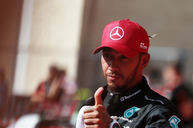 Hamilton acredita que a Mercedes finalmente está ‘indo na direção certa’