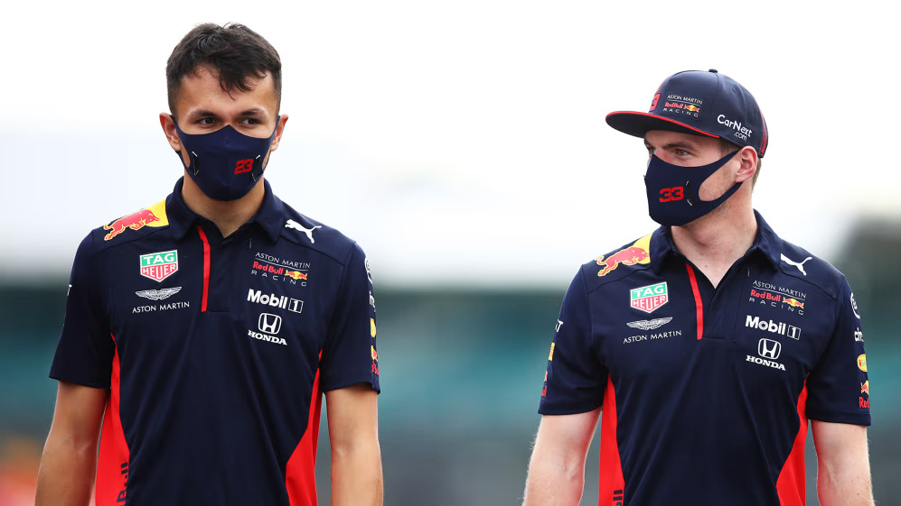 ‘É de dar água nos olhos’ – Albon compartilha os segredos do estilo de direção único de Verstappen