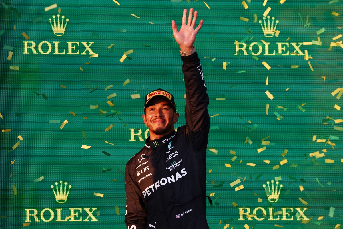 Lewis Hamilton revela que o sonho de voltar às vitórias com a Mercedes na Fórmula 1 é a principal motivação por trás de seu desejo de permanecer no esporte. Lewis Hamilton revela que o sonho de voltar às vitórias com a Mercedes na Fórmula 1 é a principal motivação por trás de seu desejo de permanecer no esporte.