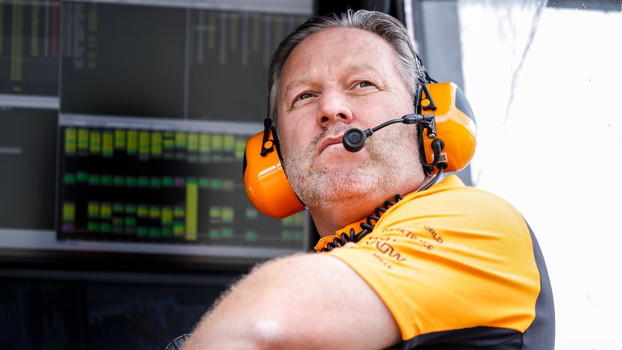 Zak Brown Estabelece Metas Claras para a McLaren no Início de 2024, Expressando Confiança no Desenvolvimento da Equipe