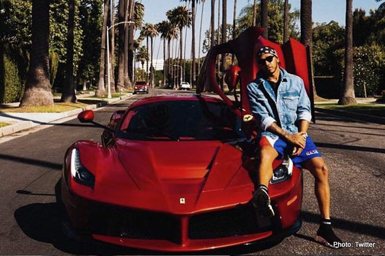 Lewis Hamilton pode trocar Mercedes pela Ferrari em 2025