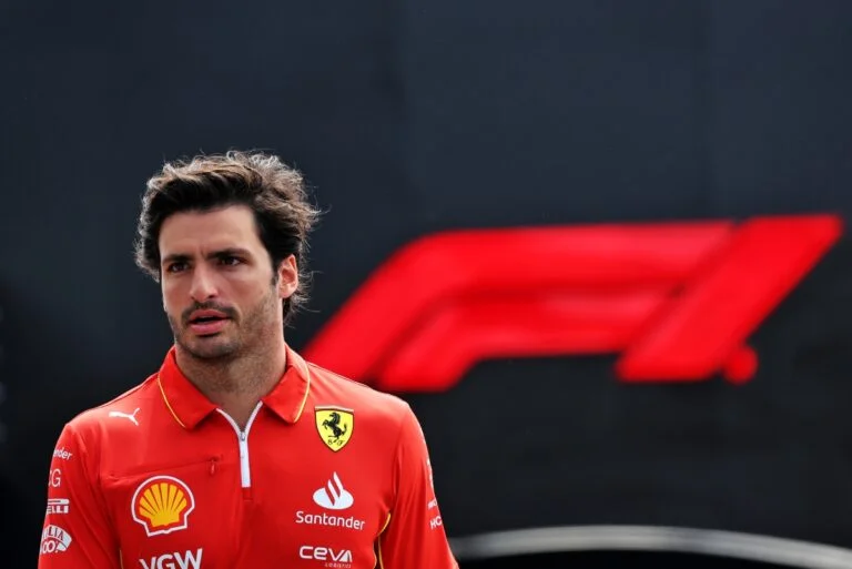 Carlos Sainz fora do GP da Arábia Saudita por apendicite; estreia de Oliver Bearman na F1