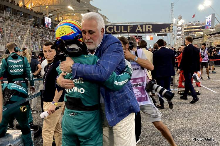 Aston Martin em Crise? O ex-piloto Johnny Herbert Critica Nepotismo e Propõe Mudanças Drásticas, Sugerindo Sainz no Lugar de Lance Stroll. Aston Martin em Crise? O ex-piloto Johnny Herbert Critica Nepotismo e Propõe Mudanças Drásticas, Sugerindo Sainz no Lugar de Lance Stroll.