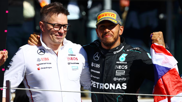 Lewis Hamilton e seu engenheiro de corrida: Passos de bebê rumo ao sucesso Lewis Hamilton e seu engenheiro de corrida: Passos de bebê rumo ao sucesso