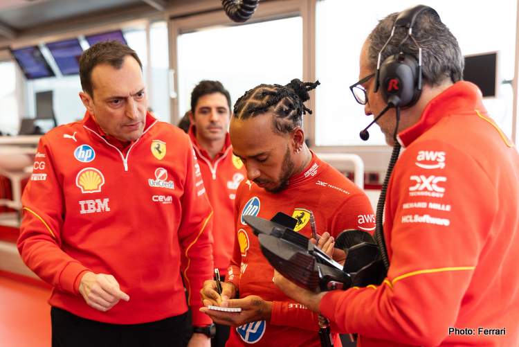 Lewis Hamilton assina com a Ferrari: O piloto busca novos desafios na Fórmula 1