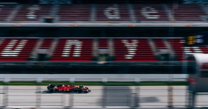 Lewis Hamilton bate carro da Ferrari F1 durante teste em Barcelona