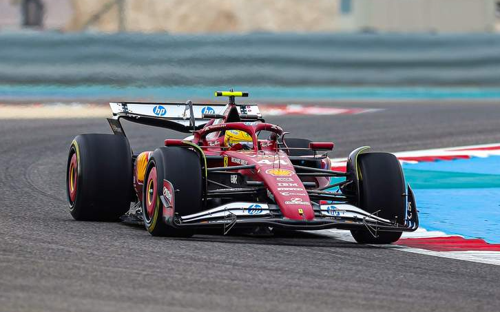 Hamilton Lidera Sessão Matinal no Segundo Dia de Testes da F1 no Bahrein Hamilton Lidera Sessão Matinal no Segundo Dia de Testes da F1 no Bahrein