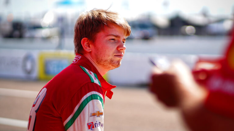 Robert Shwartzman enfrenta desafios como novato na IndyCar e busca melhorar desempenho