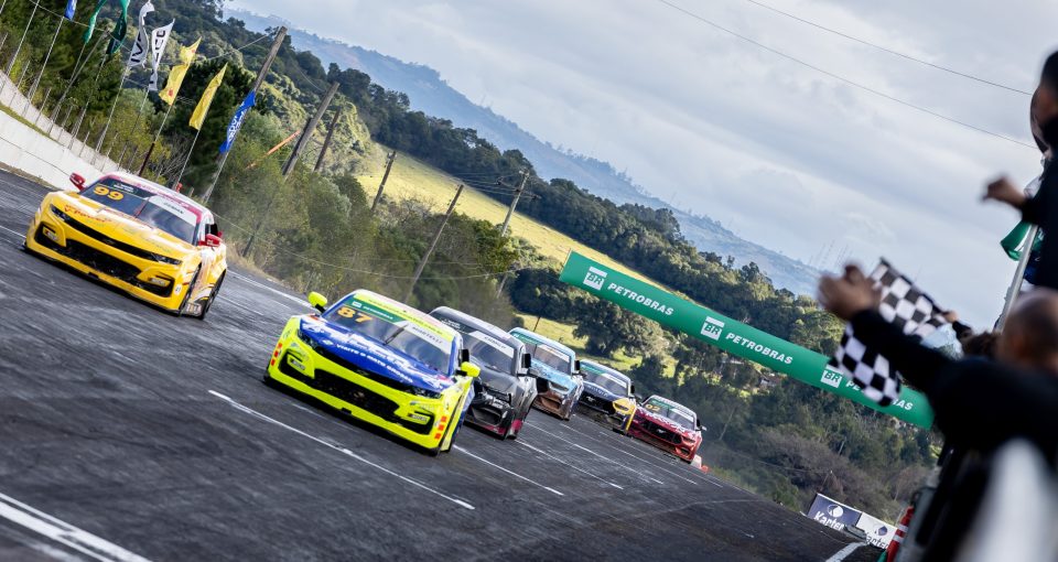 Jorge Martelli garante vitória na Inverse Race da NASCAR Brasil em Tarumã