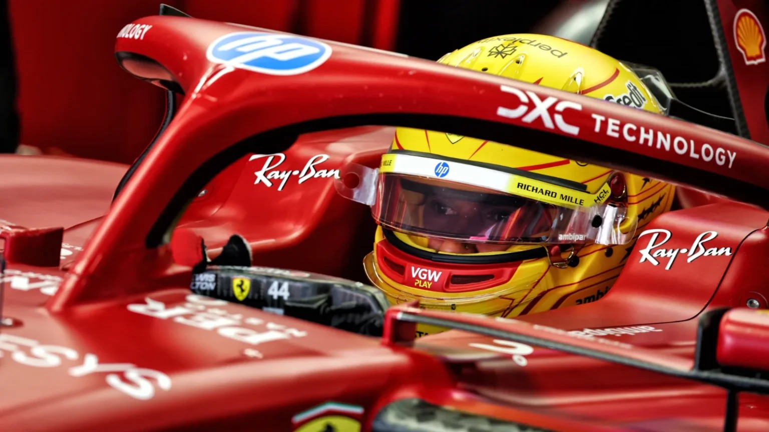 Como os Hábitos da Mercedes Influenciam a Adaptação Agressiva da Ferrari por Lewis Hamilton: Análise