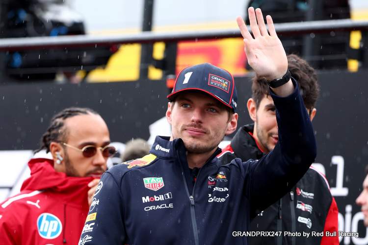 Chefe da McLaren alerta: possível saída de Verstappen da Red Bull seria desastrosa