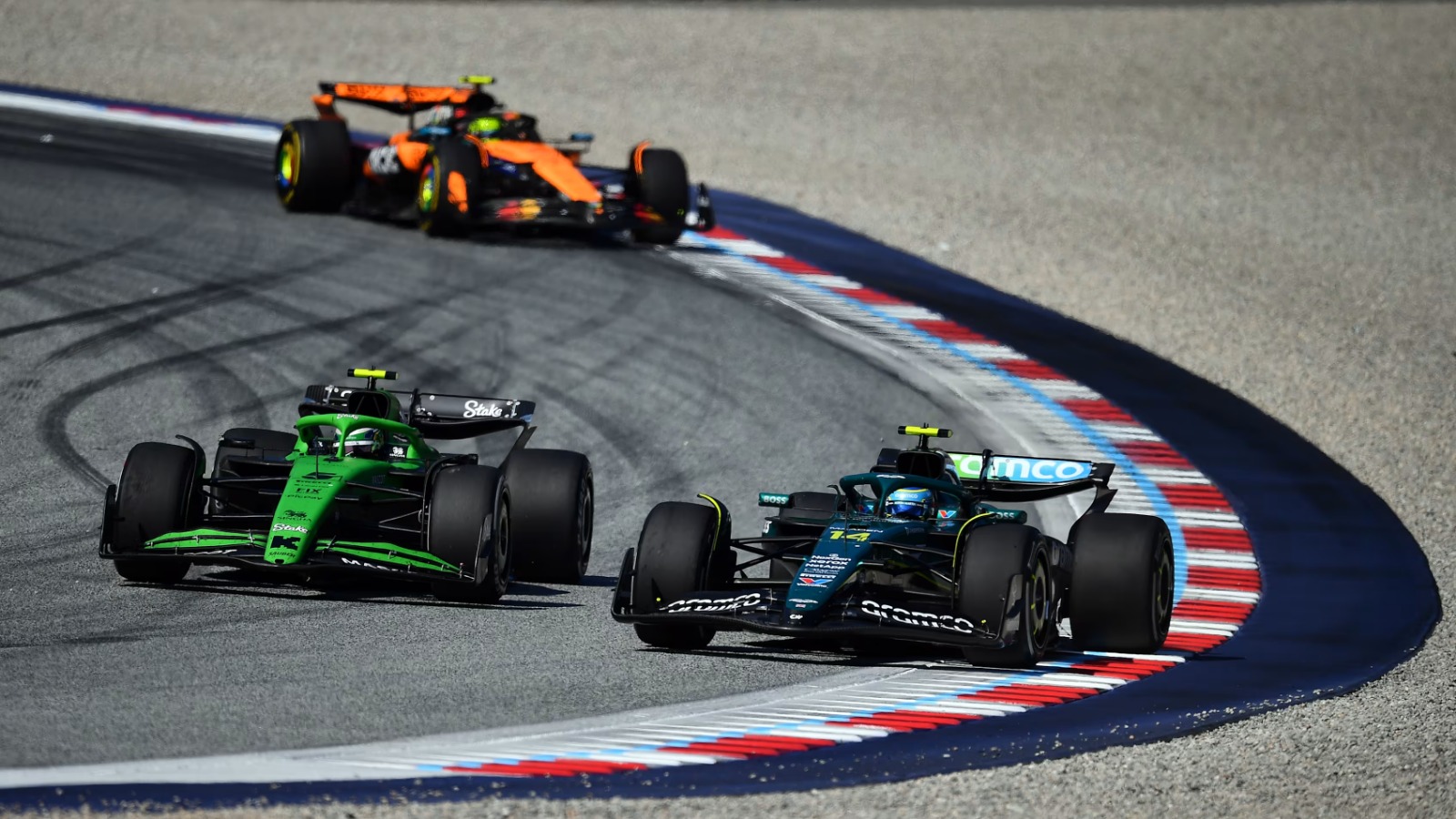 Fernando Alonso elogia Gabriel Bortoleto após duelo emocionante na Áustria Fernando Alonso elogia Gabriel Bortoleto após duelo emocionante na Áustria