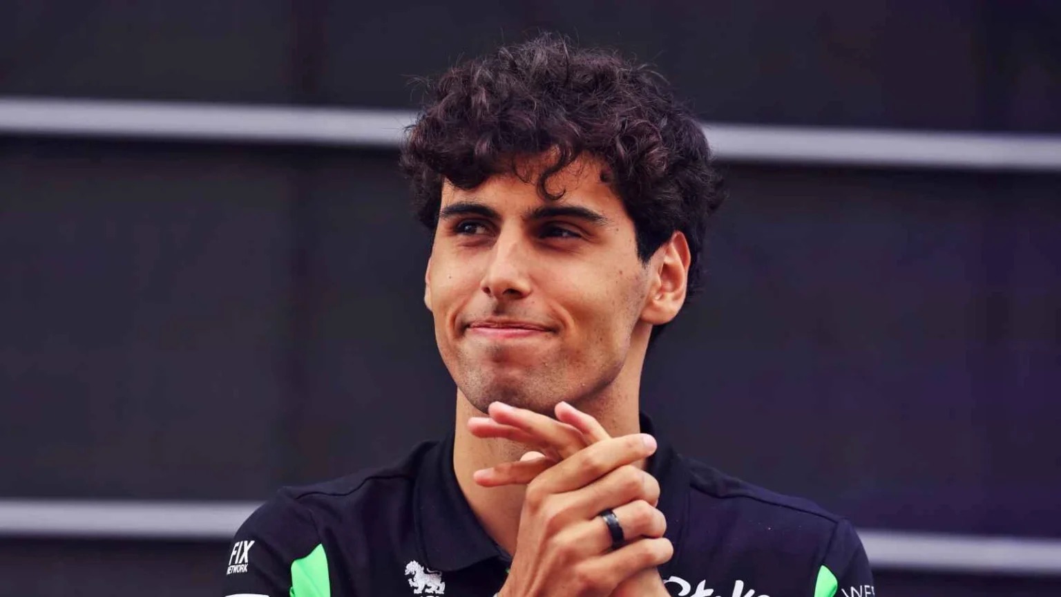 Ex-chefe da F1 recomenda contratação de novato pela Ferrari como sucessor de Hamilton