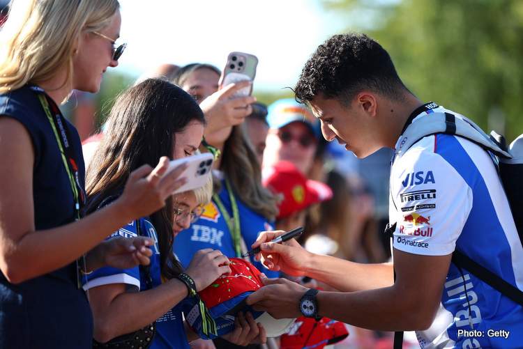 Hadjar sobre os relatórios de promoção da Red Bull de 2026: Não assinei nada