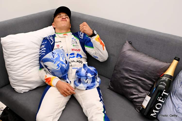Novato da F1 Isack Hadjar revela poder de colagem em troféu quebrado