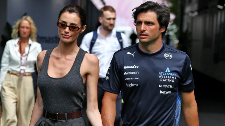 Carlos Sainz critica cobertura televisiva do GP de Cingapura pela F1 por foco em famílias dos pilotos