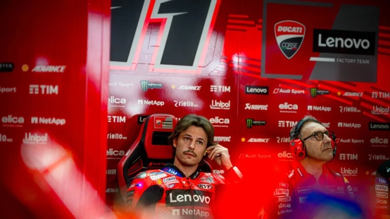 Nicolo Bulega explica por que teve que mudar seu ‘estilo de pilotagem natural’ em sua estreia na MotoGP em Portimão. Nicolo Bulega explica por que teve que mudar seu ‘estilo de pilotagem natural’ em sua estreia na MotoGP em Portimão.