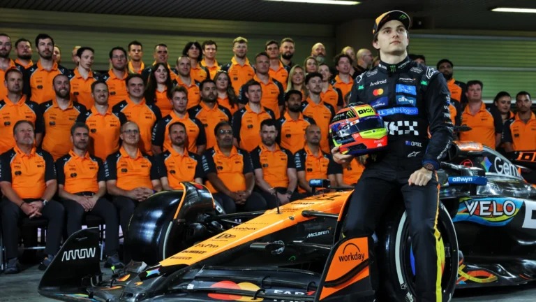 O ex-piloto da McLaren, Oscar Piastri, afirma estar em negociações com equipes rivais da F1.