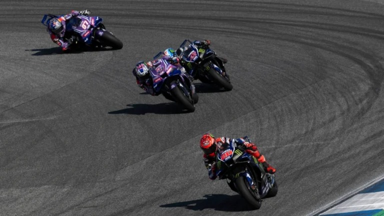 Jorge Lorenzo critica pilotos da Yamaha, incluindo Fabio Quartararo, por “críticas excessivamente duras” à moto V4 da MotoGP.