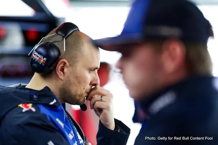 A temporada de 2026 de Fórmula 1 de Max Verstappen acaba de piorar com relatos de que seu engenheiro de pista, Gianpiero Lambiase, está de saída.