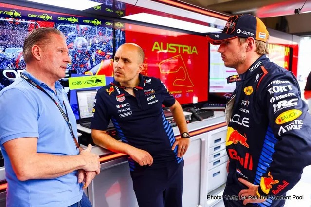 “Jos Verstappen acredita que Max continuará na Fórmula 1, apesar da saída de Gianpiero Lambiase.” “Jos Verstappen acredita que Max continuará na Fórmula 1, apesar da saída de Gianpiero Lambiase.”