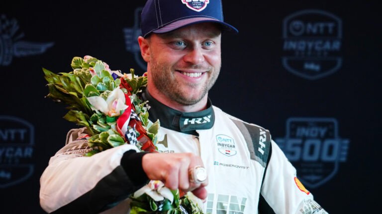Felix Rosenqvist relembra a volta final “tudo ou nada” que lhe garantiu a vitória nas 500 Milhas de Indianápolis. Felix Rosenqvist relembra a volta final “tudo ou nada” que lhe garantiu a vitória nas 500 Milhas de Indianápolis.
