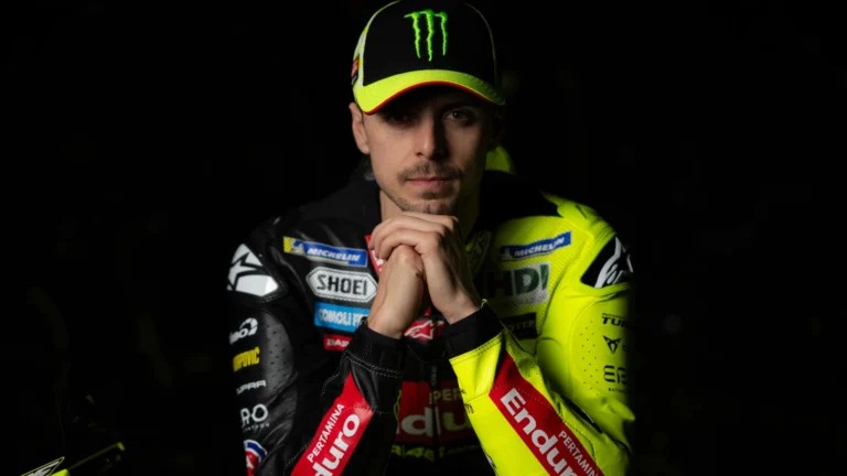 Fabio Di Giannantonio reage à tentativa de Giannantonio de Giannantonio de se esconder após colisão entre Pedro Acosta e Alex Marquez no Barcelona. Fabio Di Giannantonio reage à tentativa de Giannantonio de Giannantonio de se esconder após colisão entre Pedro Acosta e Alex Marquez no Barcelona.