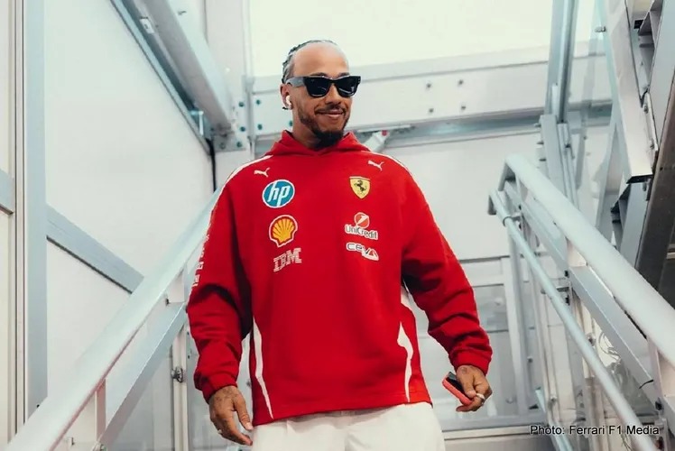 “Lewis Hamilton diz que vai continuar na Fórmula 1 por bastante tempo” “Lewis Hamilton diz que vai continuar na Fórmula 1 por bastante tempo”