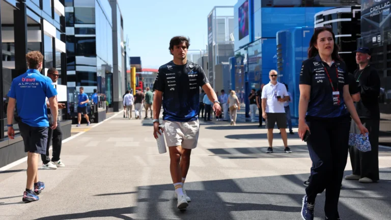 Carlos Sainz levanta incertezas sobre ‘esperar para vencer novamente’ enquanto rumores sobre o futuro da F1 circulam. Carlos Sainz levanta incertezas sobre ‘esperar para vencer novamente’ enquanto rumores sobre o futuro da F1 circulam.