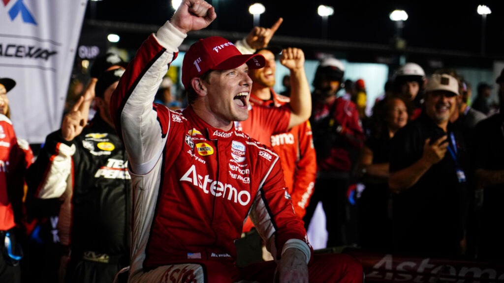 Josef Newgarden vence uma espetacular batalha da IndyCar sob as luzes.