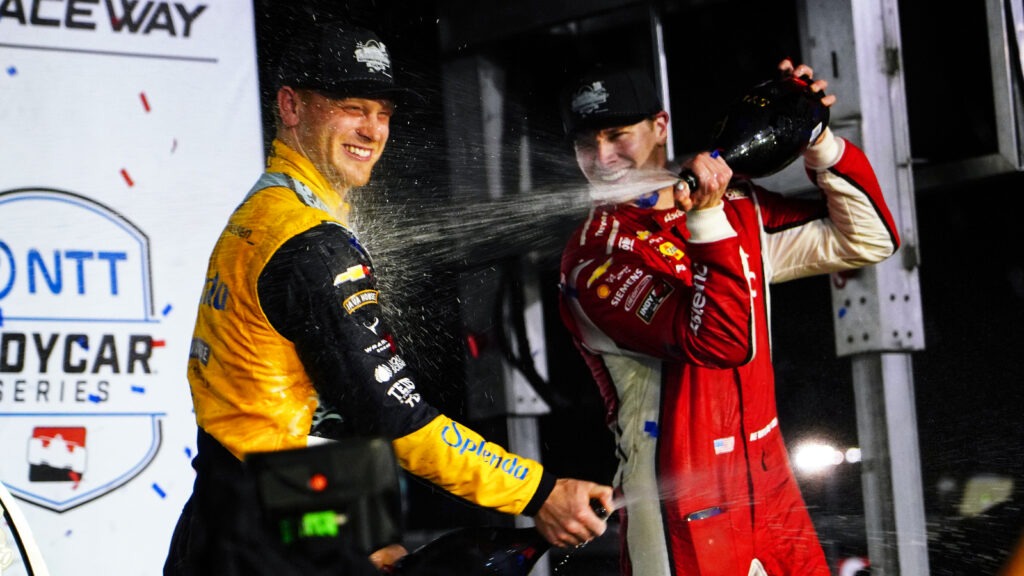 Josef Newgarden não sabia que a batalha de Christian Rasmussen era pela liderança. Josef Newgarden não sabia que a batalha de Christian Rasmussen era pela liderança.
