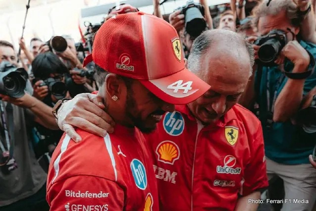 “Jacques Villeneuve diz que a Ferrari tem que focar em Lewis Hamilton para ter uma chance de vencer.” “Jacques Villeneuve diz que a Ferrari tem que focar em Lewis Hamilton para ter uma chance de vencer.”
