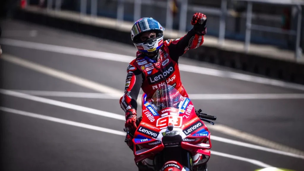 Marc Márquez renova contrato com a Ducati até a temporada de 2028 da MotoGP. Marc Márquez renova contrato com a Ducati até a temporada de 2028 da MotoGP.