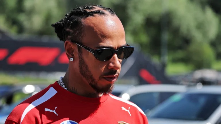 Lewis Hamilton revela detalhes sobre lesão grave sofrida no início de sua carreira na Fórmula 1 pela Ferrari.