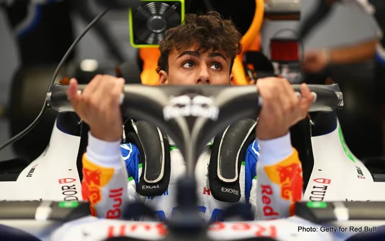 “Arvid Lindblad dá de ombros para o ‘hype’ de Hamilton antes de Silverstone: ‘Apenas mais um carro que vou tentar ultrapassar'”