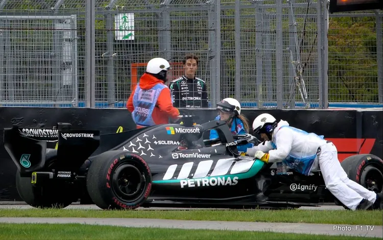 “Toto Wolff em alerta, pois a Mercedes não pode se dar ao luxo de mais abandonos (DNFs) com a chegada de ‘algumas atualizações’ para a Áustria” “Toto Wolff em alerta, pois a Mercedes não pode se dar ao luxo de mais abandonos (DNFs) com a chegada de ‘algumas atualizações’ para a Áustria”