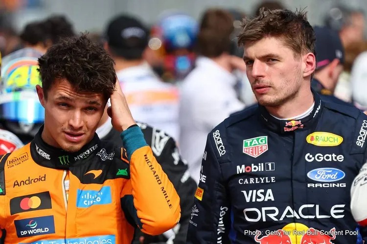 “Lando Norris diz ‘posso vencer qualquer piloto’ ao ser questionado sobre o potencial de ter Max Verstappen como companheiro de equipe” “Lando Norris diz ‘posso vencer qualquer piloto’ ao ser questionado sobre o potencial de ter Max Verstappen como companheiro de equipe”