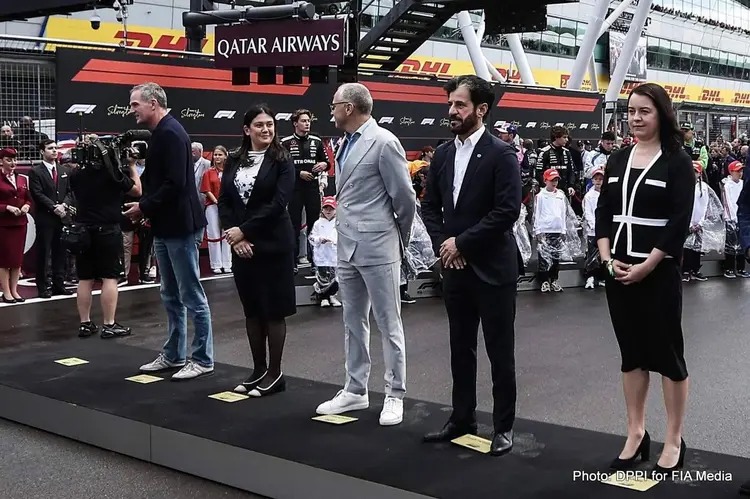 “O presidente da FIA, Mohammed Ben Sulayem, está empenhado em trazer de volta os motores V8 para a Fórmula 1.” “O presidente da FIA, Mohammed Ben Sulayem, está empenhado em trazer de volta os motores V8 para a Fórmula 1.”