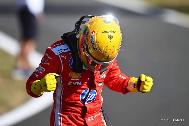 “Lewis Hamilton diz: ‘Estamos à frente de uma Mercedes e de uma Red Bull, eles têm muita potência!'” “Lewis Hamilton diz: ‘Estamos à frente de uma Mercedes e de uma Red Bull, eles têm muita potência!'”