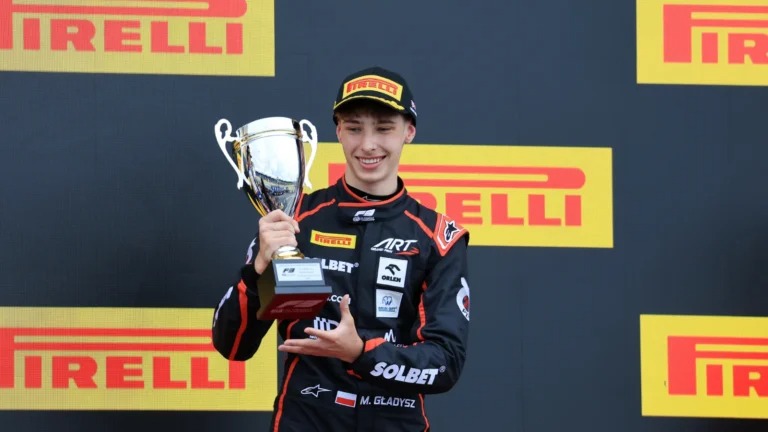 Maciej Gladysz conquista sua primeira vitória na F3 em Silverstone após uma série de penalidades. Maciej Gladysz conquista sua primeira vitória na F3 em Silverstone após uma série de penalidades.