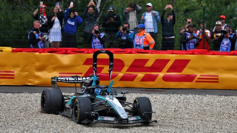 George Russell, visivelmente irritado, aponta problema na Mercedes como fator determinante no acidente que encerrou a corrida de Lewis Hamilton no GP de Spa. George Russell, visivelmente irritado, aponta problema na Mercedes como fator determinante no acidente que encerrou a corrida de Lewis Hamilton no GP de Spa.