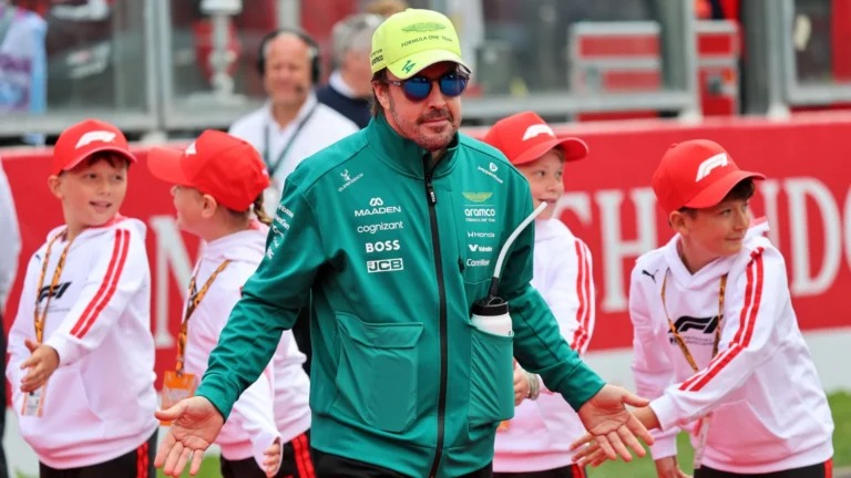 Fernando Alonso nega proposta de upgrade para a Aston Martin enquanto se aproxima a decisão sobre o futuro da F1. Fernando Alonso nega proposta de upgrade para a Aston Martin enquanto se aproxima a decisão sobre o futuro da F1.
