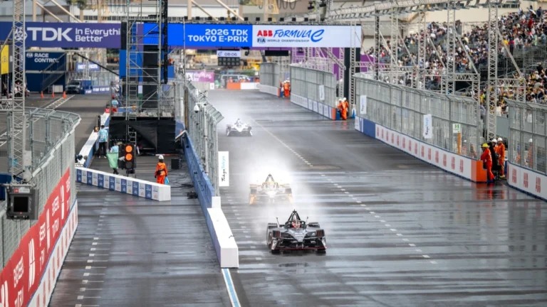 Nyck de Vries triunfa no caos do E-Prix de Tóquio após sprint final com bandeira vermelha