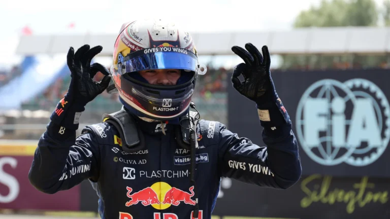 Nikola Tsolov amplia sua vantagem na liderança do campeonato de Fórmula 2 com uma vitória histórica em Silverstone. Nikola Tsolov amplia sua vantagem na liderança do campeonato de Fórmula 2 com uma vitória histórica em Silverstone.