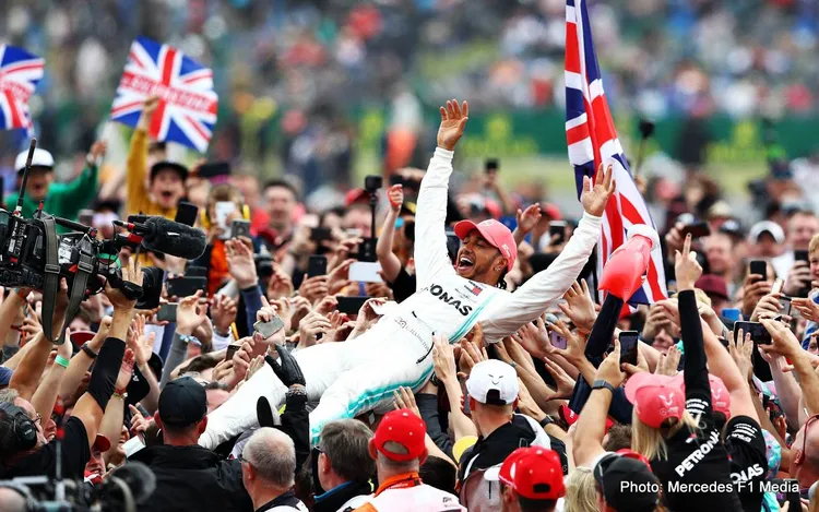“O apelo global de Silverstone dispara à medida que os fãs estrangeiros de Fórmula 1 impulsionam o ‘boom’ na venda de ingressos para o Grande Prêmio da Grã-Bretanha”