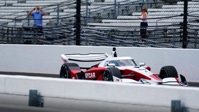 Qualidade de construção excepcional observada nos primeiros testes do chassi IR-28 da IndyCar. Qualidade de construção excepcional observada nos primeiros testes do chassi IR-28 da IndyCar.